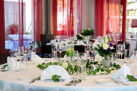 festlich dekorierter Tisch für ein Hochzeitsfest